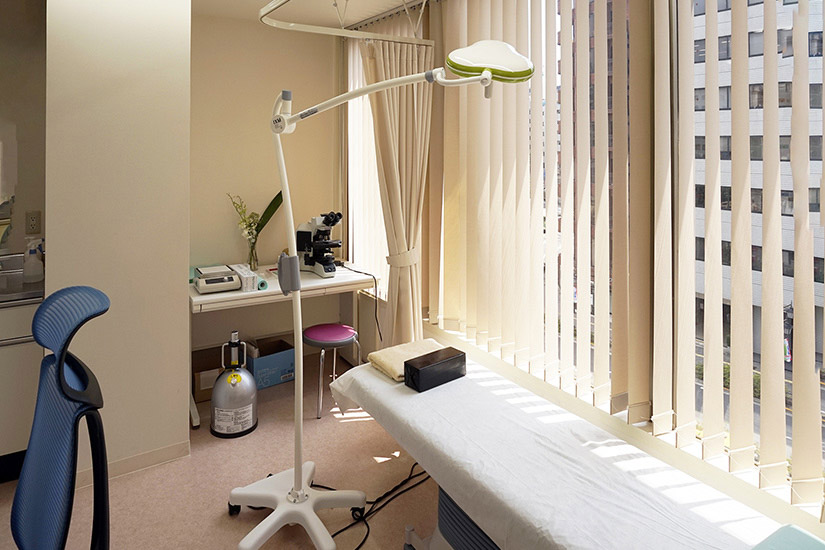 診察室のベッドと医療器具